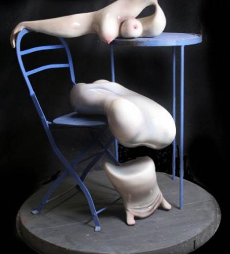 Figura con mesa azul