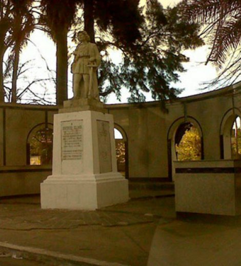 Monumento a Cristóbal Colón en Bernal