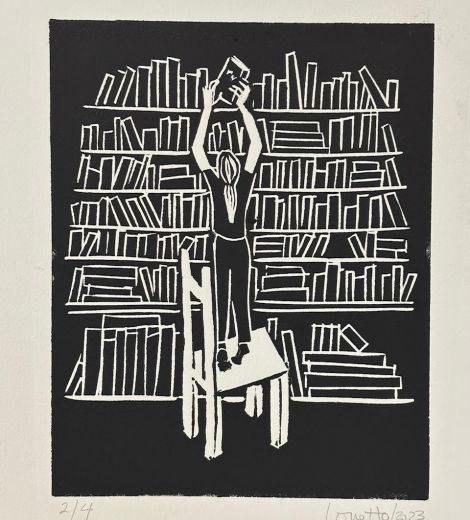 Chica en la biblioteca